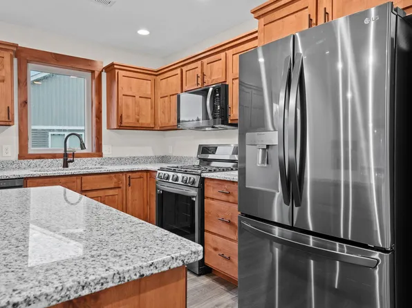 2866 Coventry Cir, River Falls, WI 54022