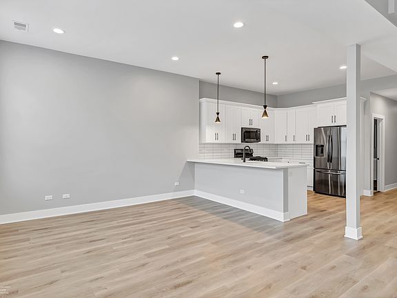 3rd image of 3032 N Lincoln Ave #2