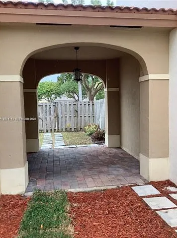 3 bed, 2.5 bath, 1895 sqft, $3,200 — Photo 3