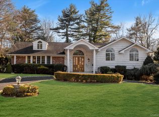 200 Hummingbird Dr, Roslyn, NY 11576