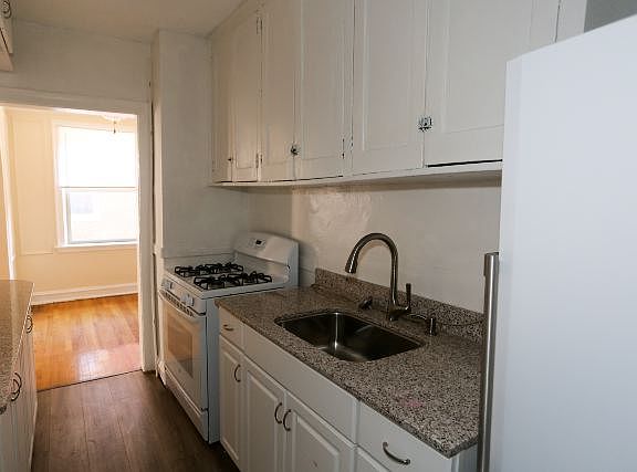 4th image of 546 W Surf St #21701S