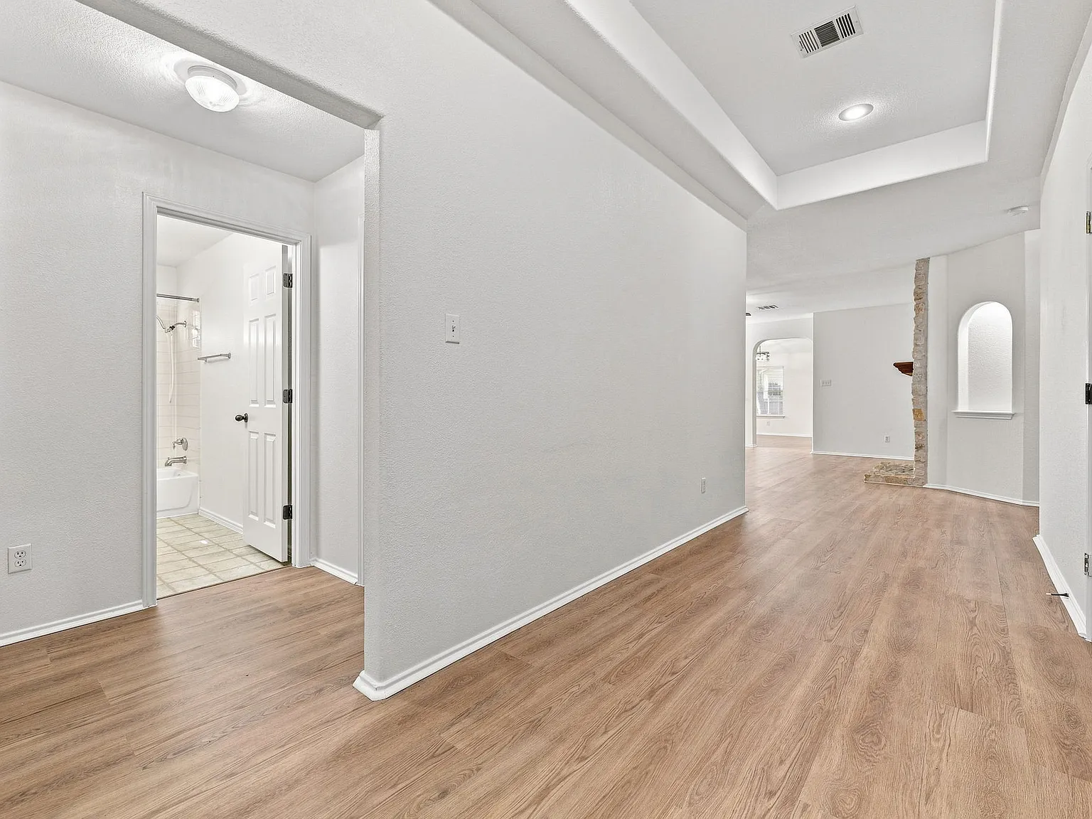 4 bed, 2270 sqft, $2,400 — Photo 3