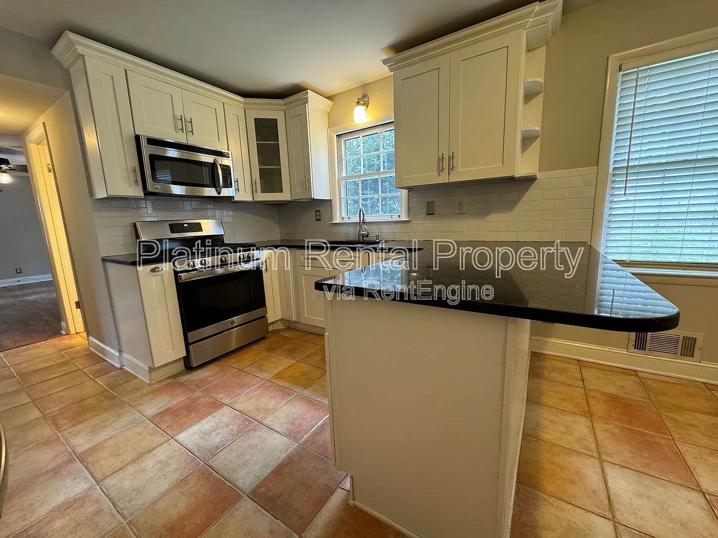 4 bed, 2.5 bath, 1950 sqft, $2,675 — Photo 4