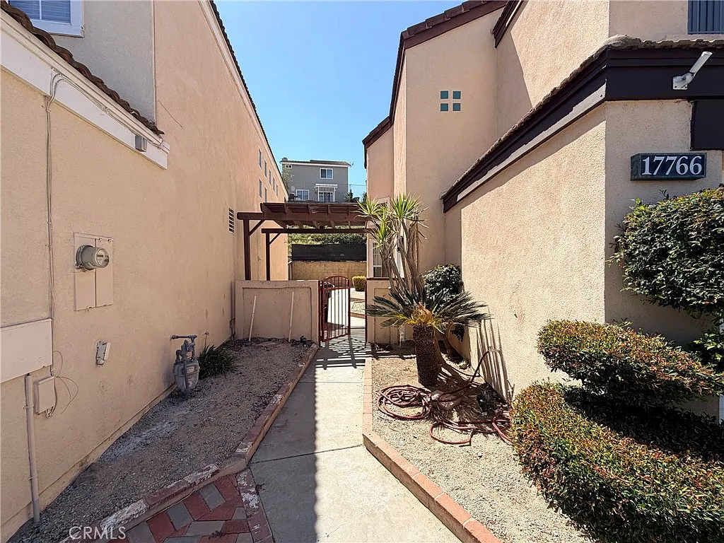 3 bed, 2.5 bath, 1621 sqft, $3,350 — Photo 2