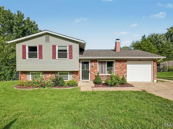 2221 Country Wood Dr, Imperial, MO 63052