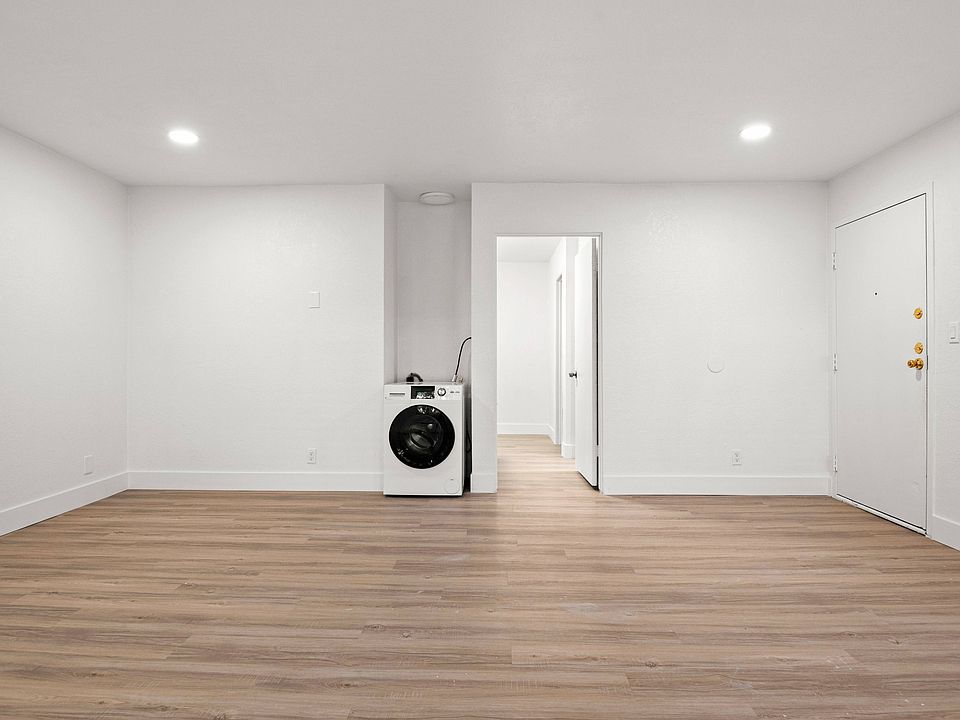 Living Room (2BR)