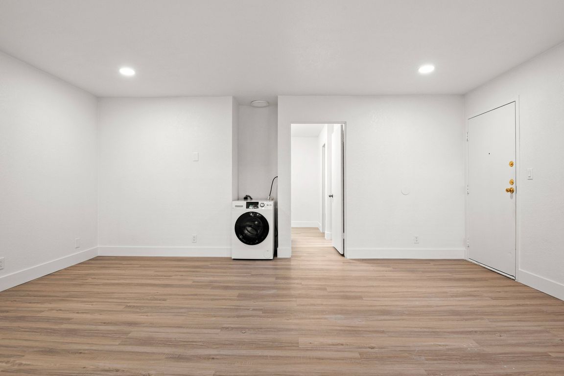 Living Room (2BR)