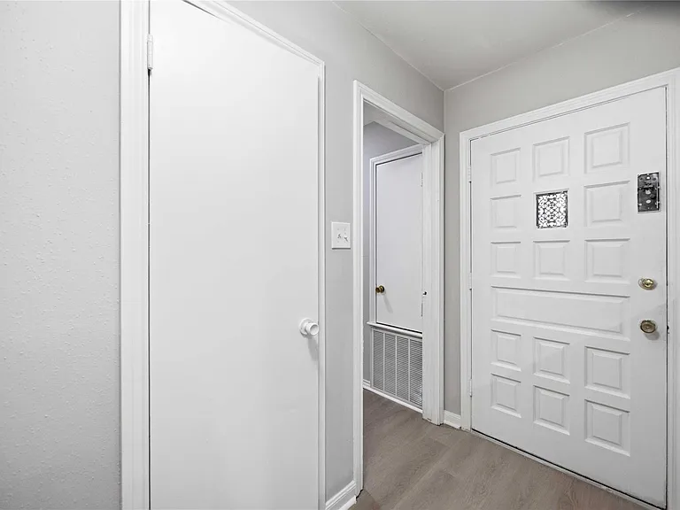 11006 Thackery Ln — Photo 2