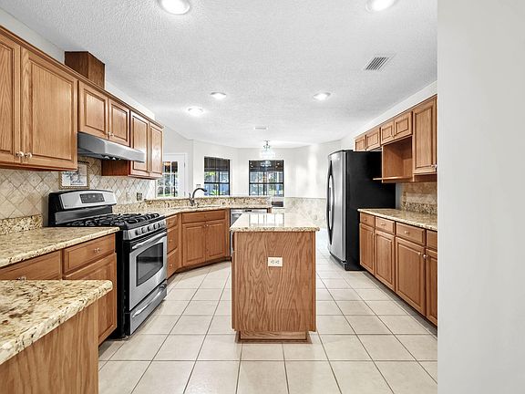 3rd image of 2319 Canal Dr
