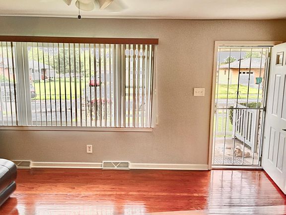 3rd image of 1451 Meadow Dr