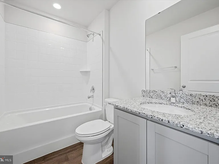 122 Bowers St — Photo 33
