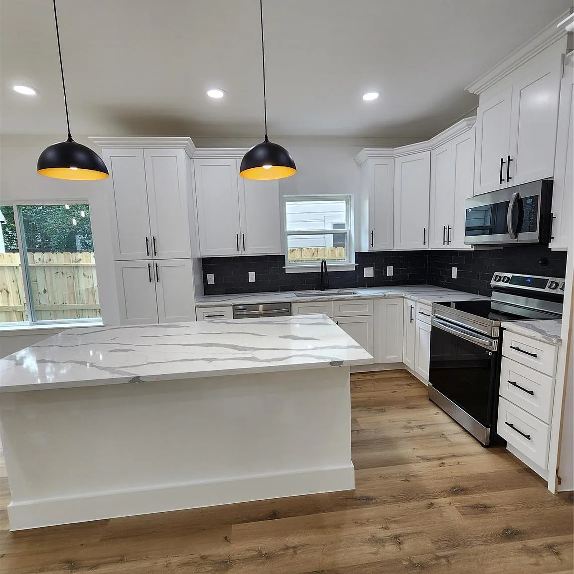 3 bed, 2.5 bath, 1527 sqft, $1,825 — Photo 3