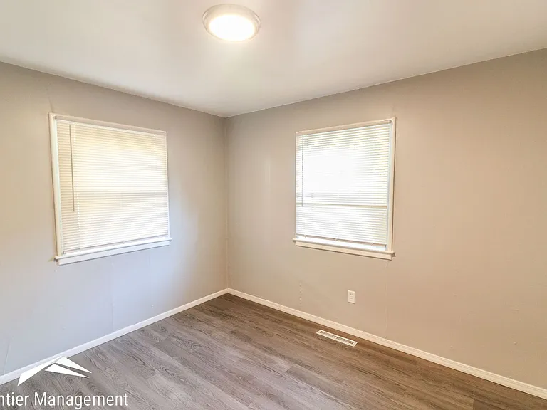 919 N 11th — Photo 6