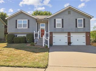 1302 SW Cross Creek Dr, Grain Valley, MO 64029