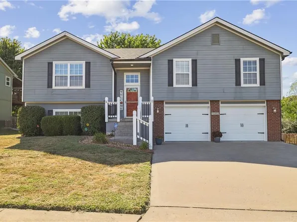 1302 SW Cross Creek Dr, Grain Valley, MO 64029