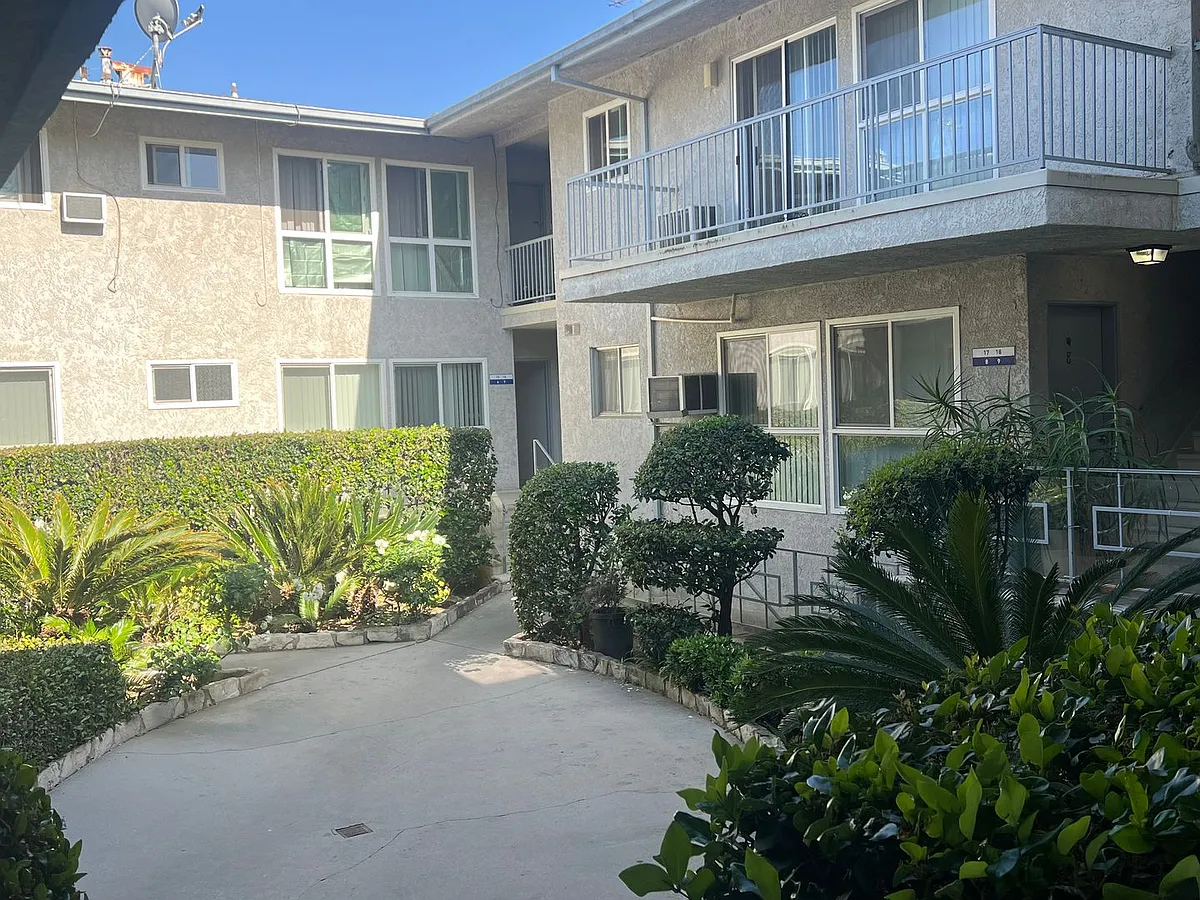 Building Photo - 12800 Moorpark, Llc