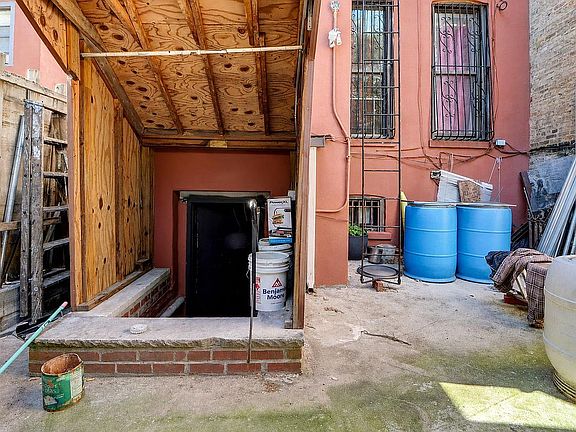 4th image of 458 Halsey St APT 4