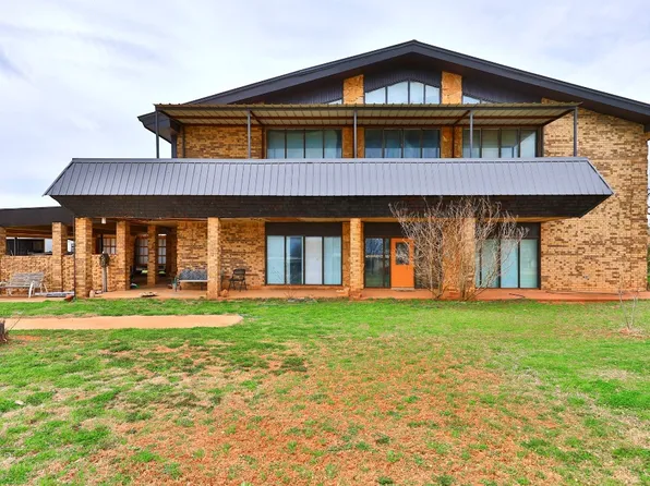 1302 Air Base Rd, Tye, TX 79563