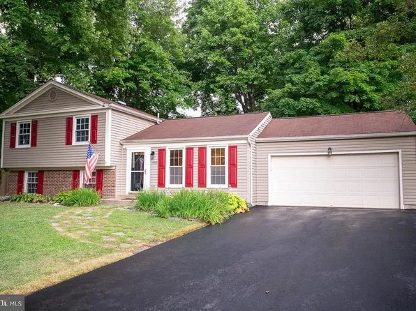 1552 Powells Tavern Pl, Herndon, VA 20170