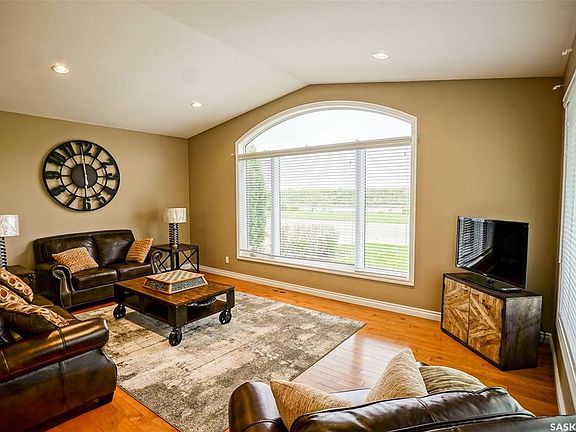 5th image of 211 Whiteswan Dr