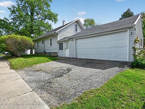 3rd image of 702 E Cavanaugh Rd