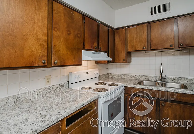 South Court Apartments — Photo 22
