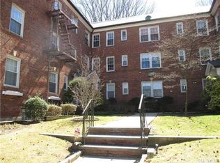 10 Welwyn Rd, Great Neck, NY 11021