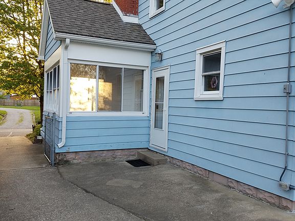 4th image of 828 Stewart Ave