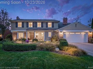 61 Roslyn Rd, Grosse Pointe Shores, MI 48236