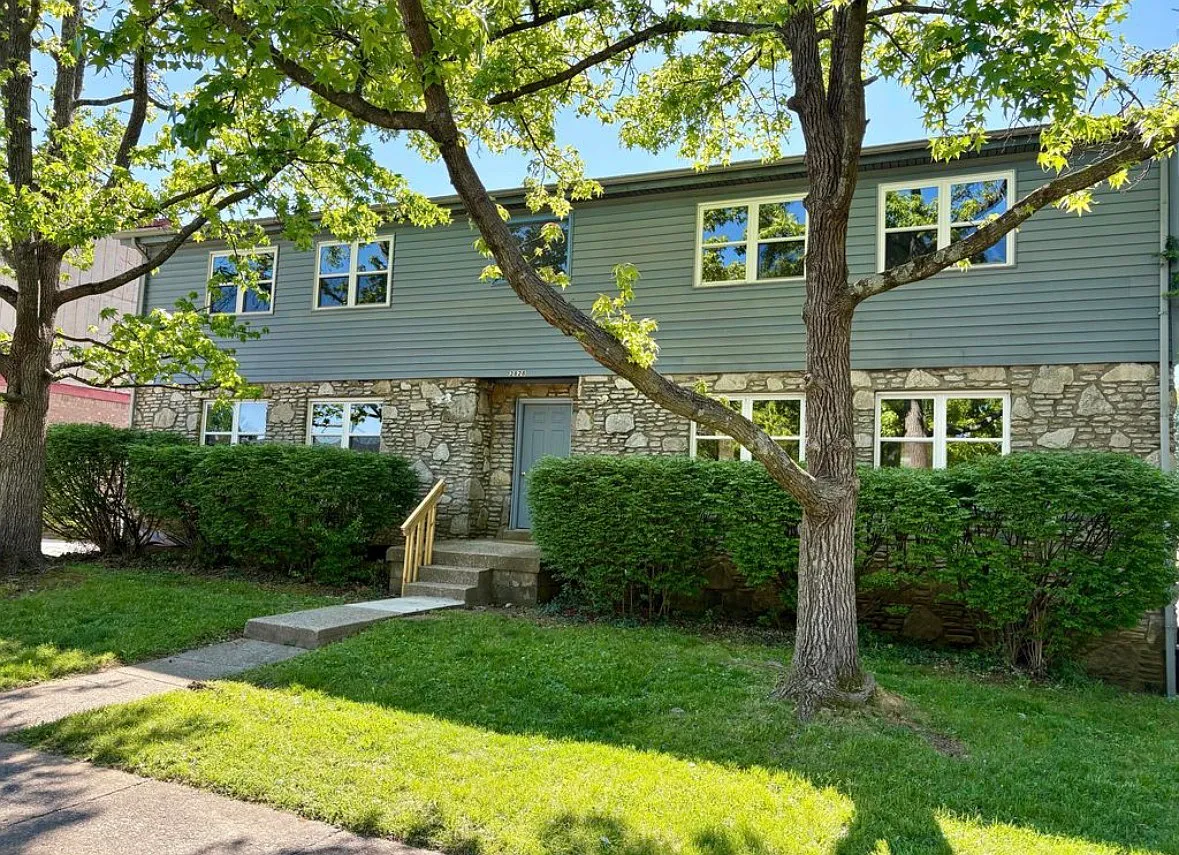 2 bed, 930 sqft, $1,300 — Photo 3