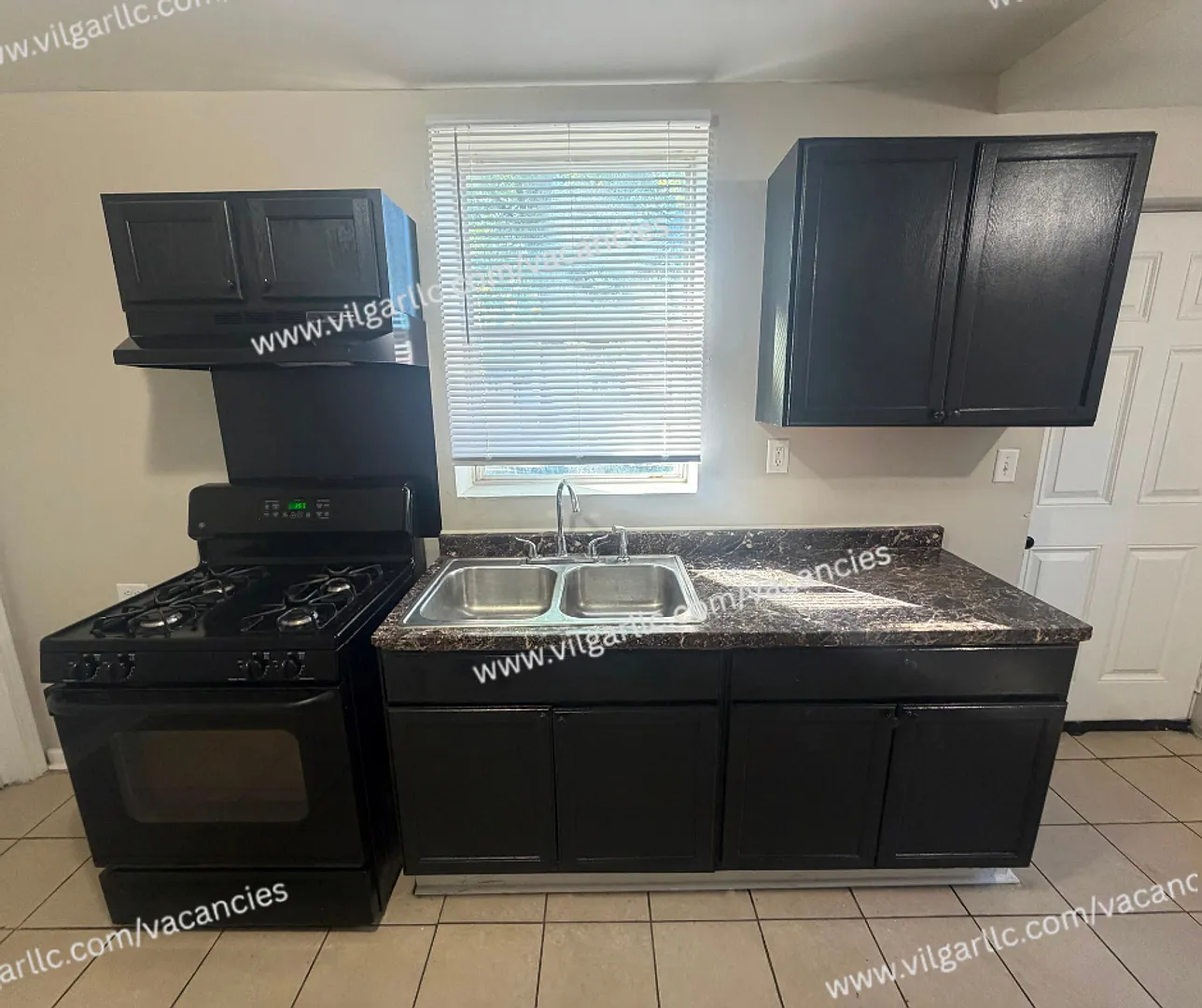 3 Bedroom 1.5 Bathroom Home w/en suite — Photo 4