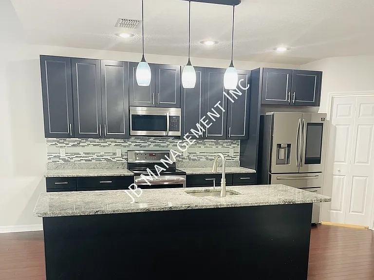 215 Washington Ave — Photo 3