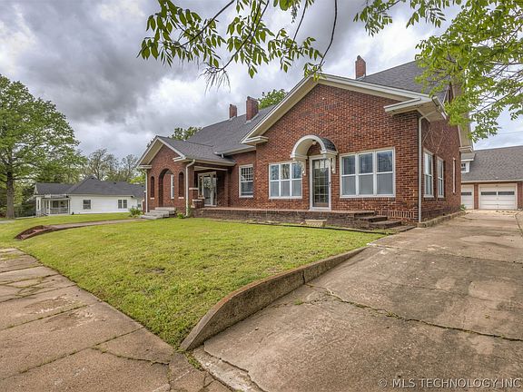 3rd image of 221 W Pecan St