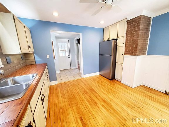 2nd image of 221 E Lincoln St