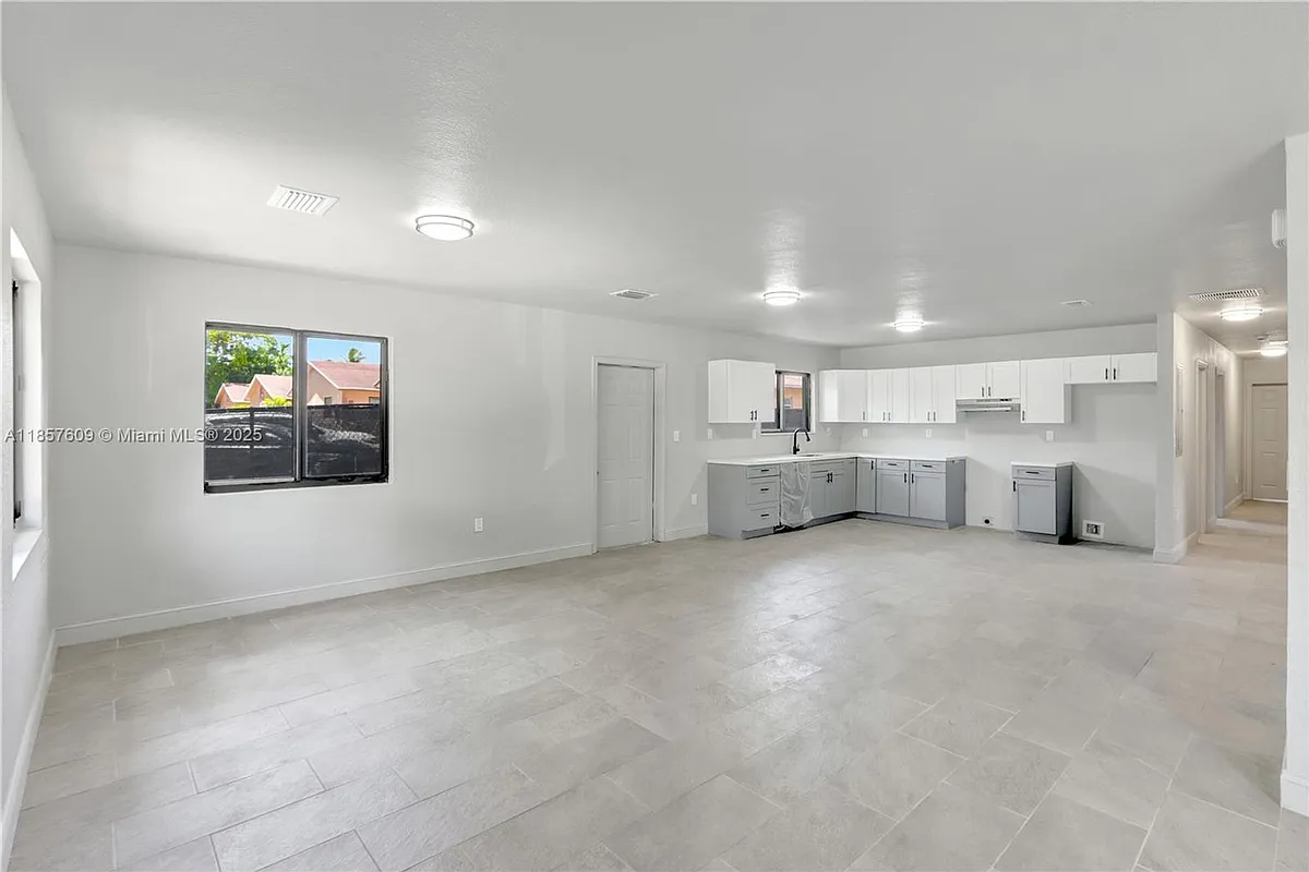 Building Photo - 861 NW 6th Ave #1