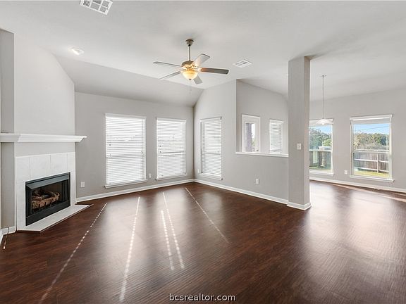 3rd image of 1077 Venice Dr