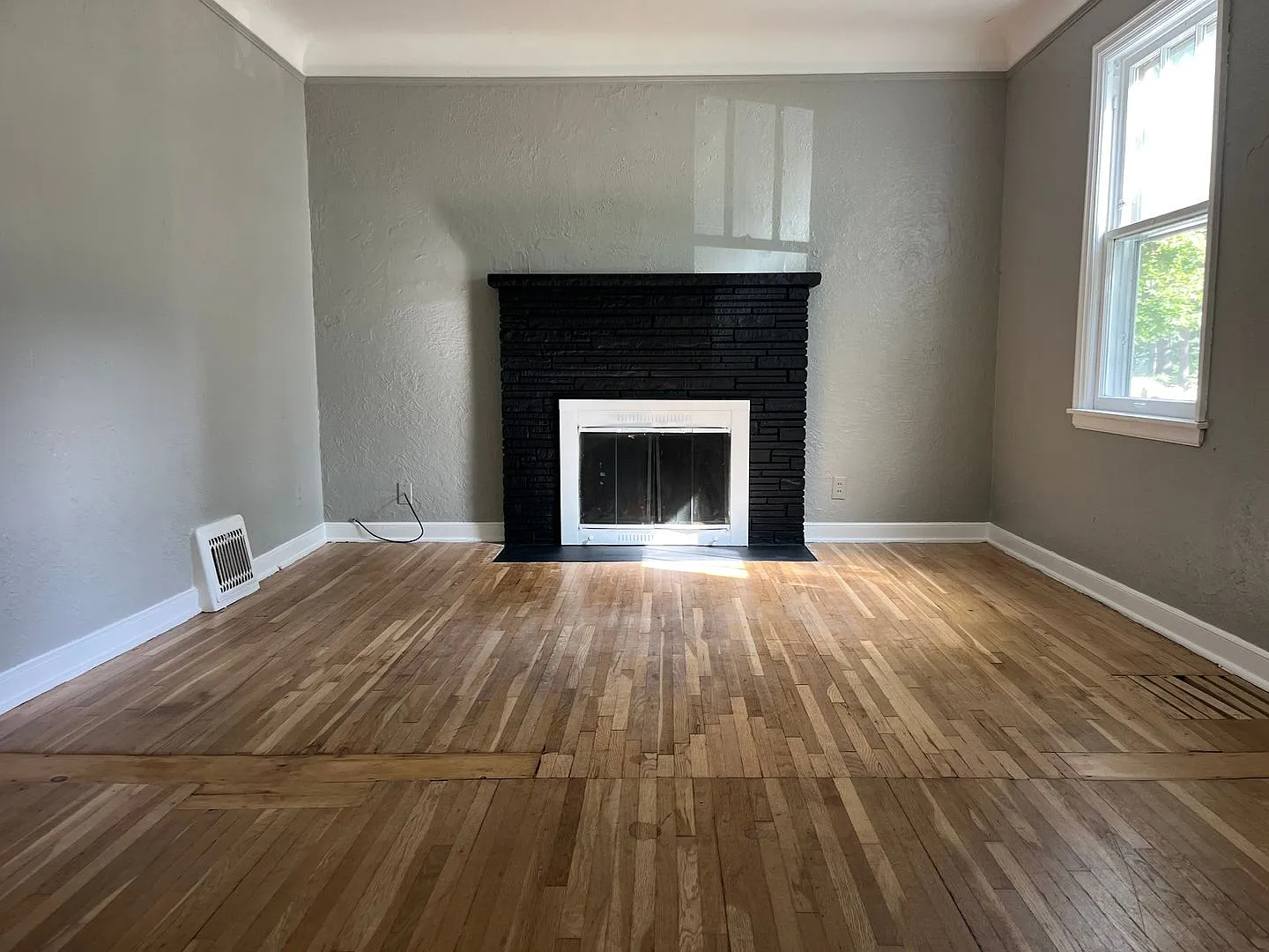 Wonderful 3 Bedroom 1 Bathroom Home in Minneapolis! — Photo 2