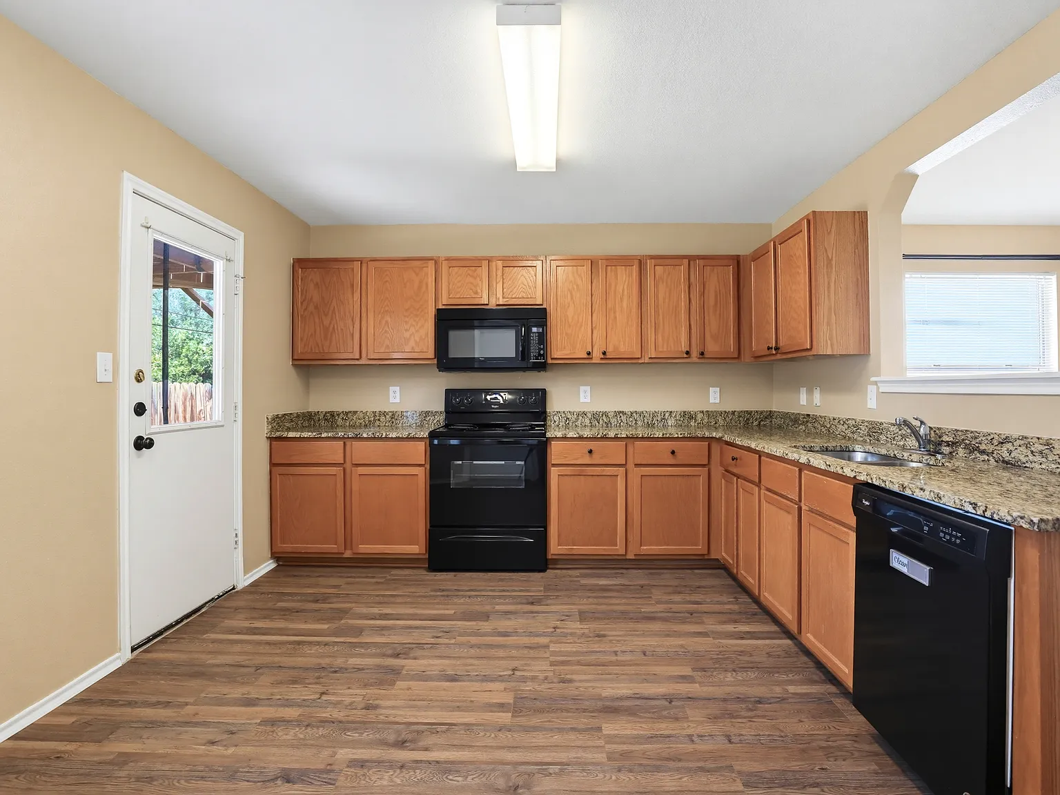 3 bed, 1608 sqft, $1,990 — Photo 2