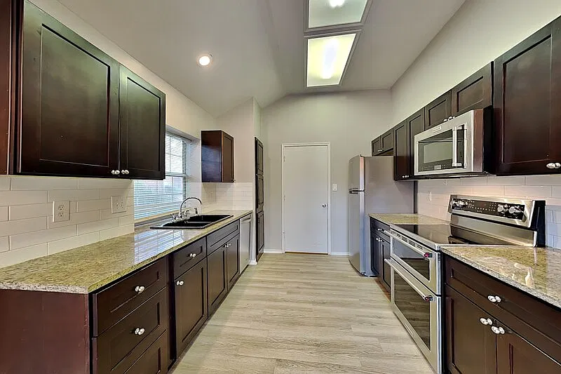 3 bed, 2.0 bath, 1519 sqft, $2,199 — Photo 4