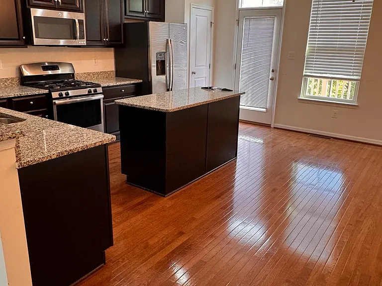 624 Ravenwood Dr — Photo 3