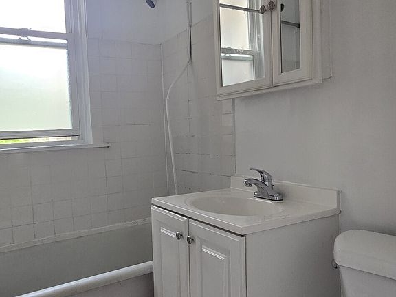 3rd image of 4866 N Magnolia Ave APT 201