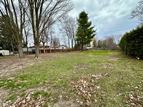 1666 Victoria St, Kingston, ON K7M 5H4