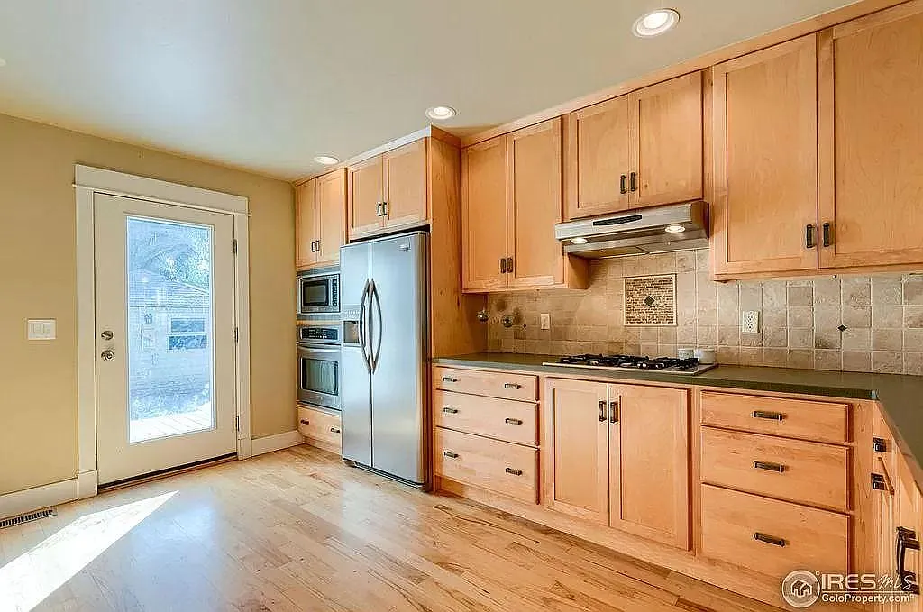 3 bed, 2390 sqft, $3,490 — Photo 3