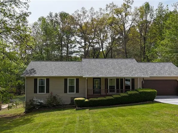 33 E Boxwood Dr SE, Cartersville, GA 30121