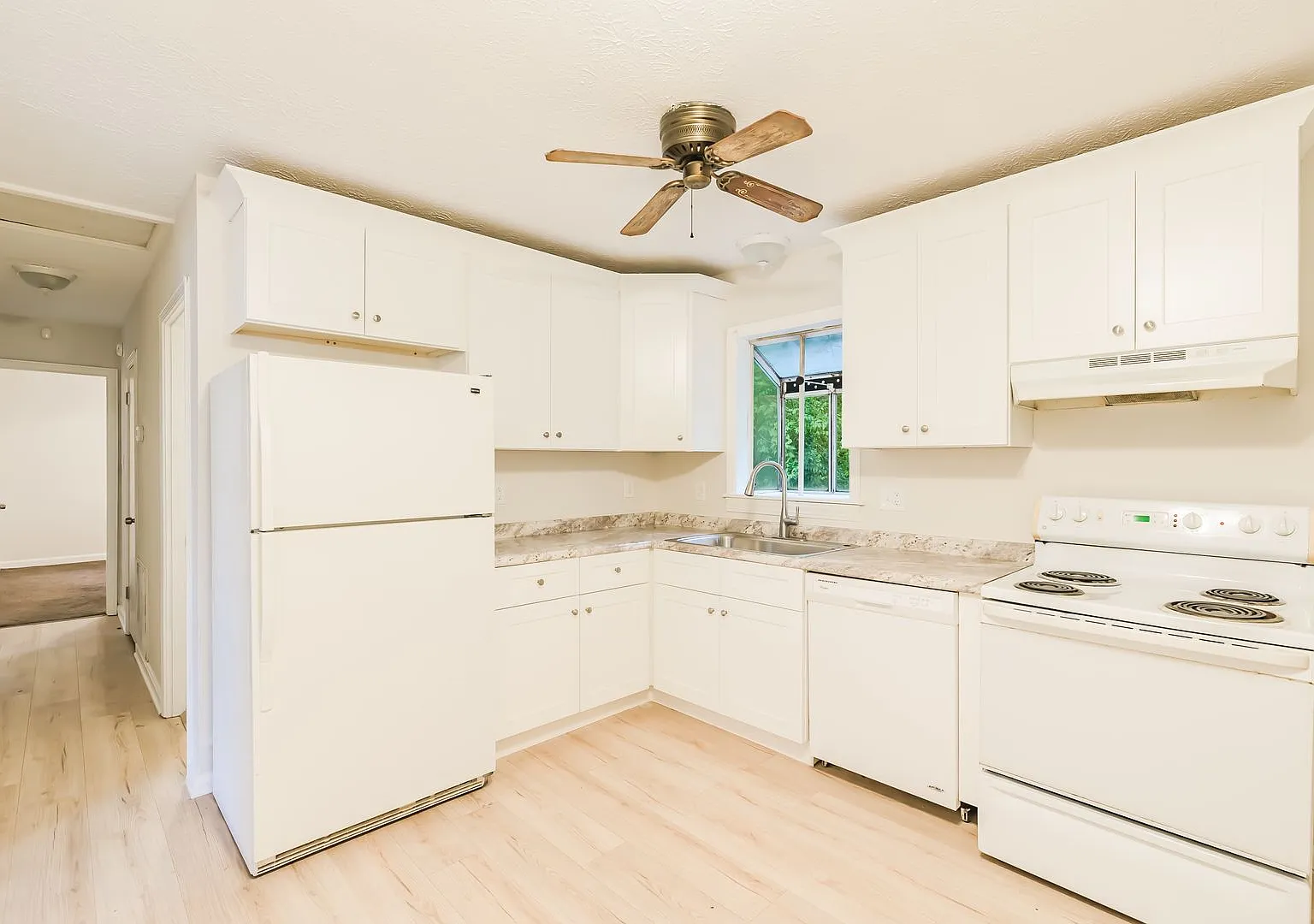 3 Bedroom, 1.5 Bath Charming Cottage on corner lot! — Photo 4