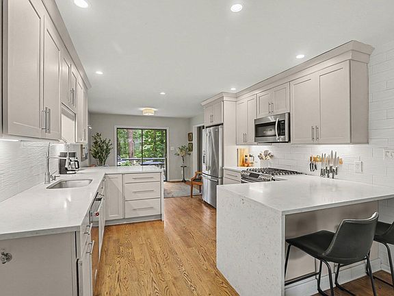 5th image of 2205 Kilburn Rd