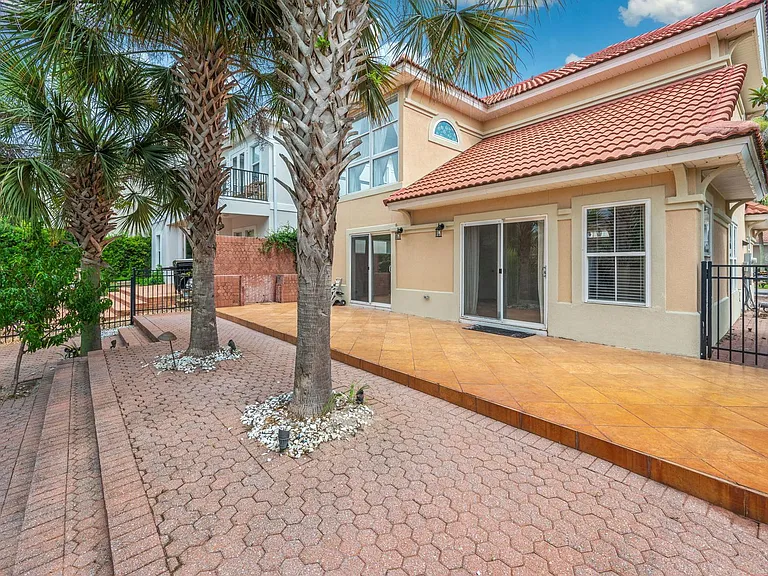 272 Calusa Blvd — Photo 42