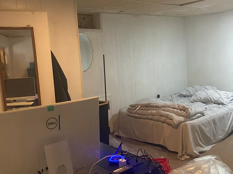 Full size bed /mirrored closet 15' x 14' BDRM