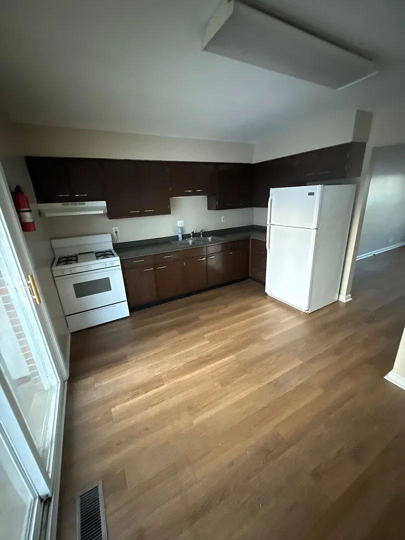 19 Lakeshore Drive Apt 10 - 19-4 — Photo 3