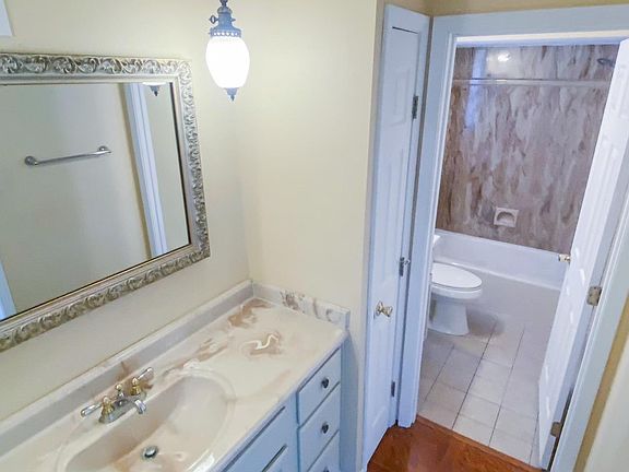 Split Master Suit - Bath and Vanity Area